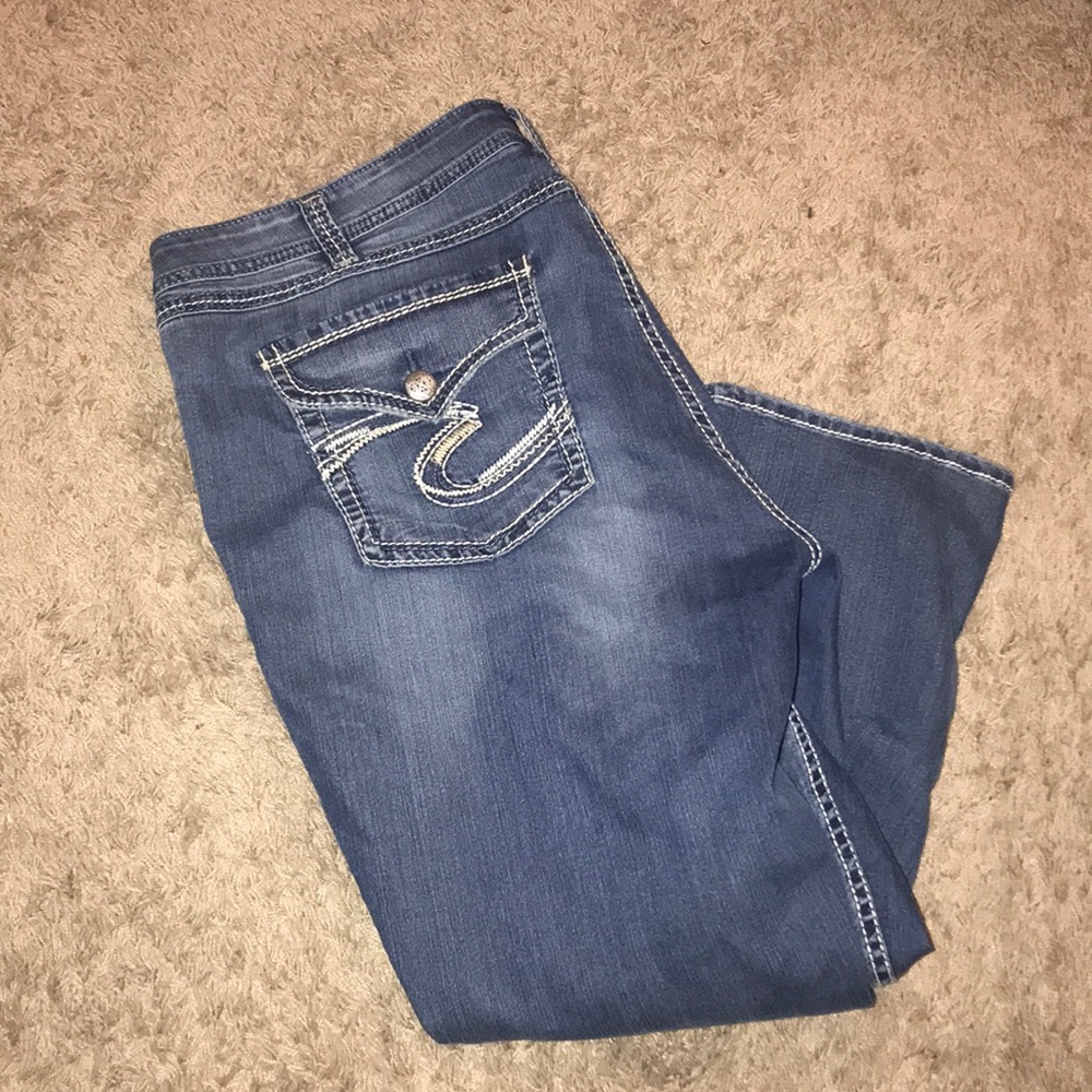 Silver Suki Flap jean Capri. GREAT SHAPE